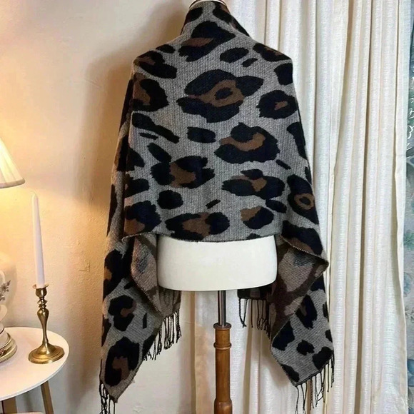 Amazon Essentials Women's Blanket Scarf Animal Print - Picture 6 of 14